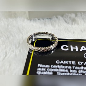 Кольцо Chanel с узким диамантовым узор