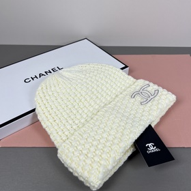 Официальный сайт Chanel представляет э