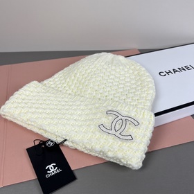 Официальный сайт Chanel представляет э