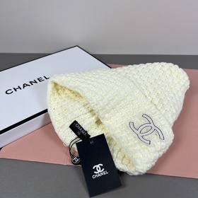 Официальный сайт Chanel представляет э