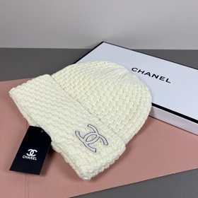 Официальный сайт Chanel представляет э