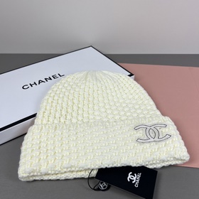 Официальный сайт Chanel представляет э