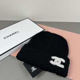 Официальный сайт Chanel представляет э