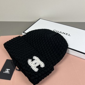 Официальный сайт Chanel представляет э
