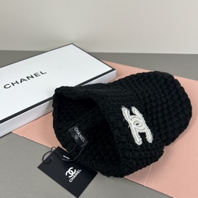 Официальный сайт Chanel представляет э