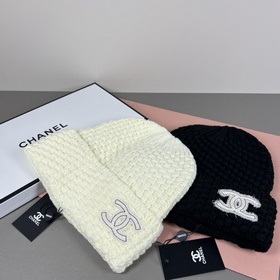 Официальный сайт Chanel представляет э