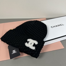Официальный сайт Chanel представляет э