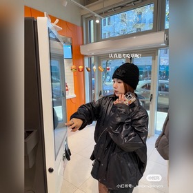 Официальный сайт Chanel представляет э