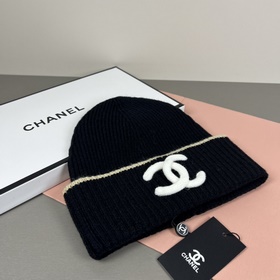 Официальный сайт Chanel представляет э