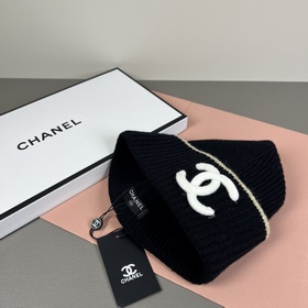 Официальный сайт Chanel представляет э
