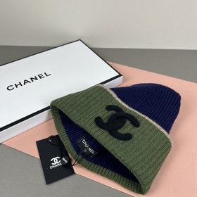 Официальный сайт Chanel представляет э