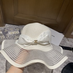 Соломенная шляпа Chanel с оборками