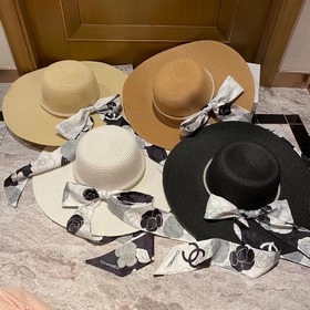 Шелковый шарф Chanel и широкополая сол