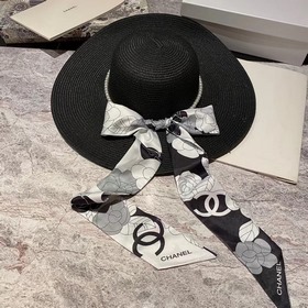 Шелковый шарф Chanel и широкополая сол