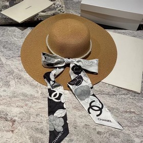 Шелковый шарф Chanel и широкополая сол
