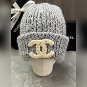 Шерстяная вязаная шапка Chanel. Ткань 