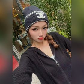Официальный сайт Chanel представляет э