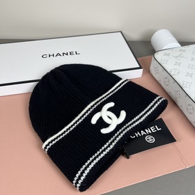 Официальный сайт Chanel представляет э