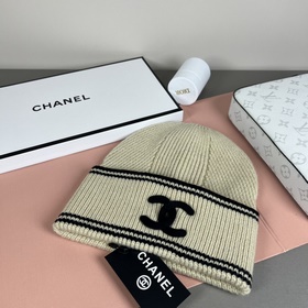 Официальный сайт Chanel представляет э
