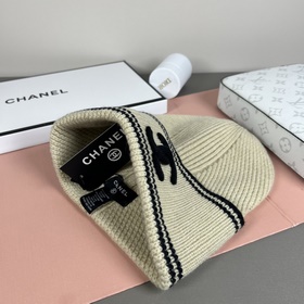 Официальный сайт Chanel представляет э