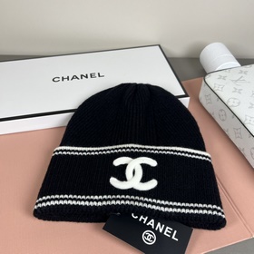 Официальный сайт Chanel представляет э