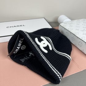 Официальный сайт Chanel представляет э