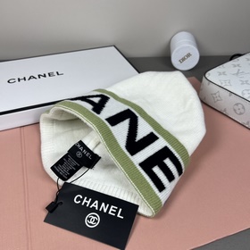 Официальный сайт Chanel представляет э