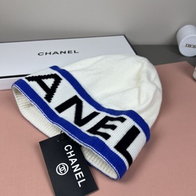 Официальный сайт Chanel представляет э
