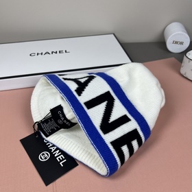 Официальный сайт Chanel представляет э