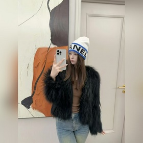 Официальный сайт Chanel представляет э