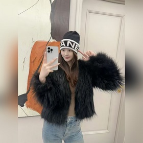 Официальный сайт Chanel представляет э