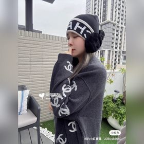 Официальный сайт Chanel представляет э