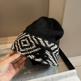 Шляпа из вязаной шерсти Chanel