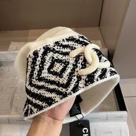 Шляпа из вязаной шерсти Chanel