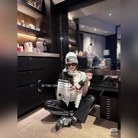Комплект вязаной шапки шарфа Chanel в