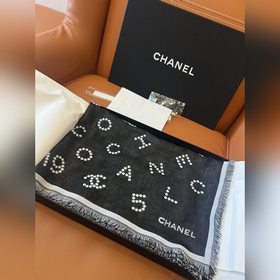 Шедевр от CHANEL： шарф, изготовленный