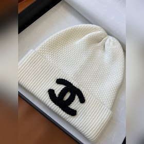 Кашемировая шапка Chanel 24B белого цв