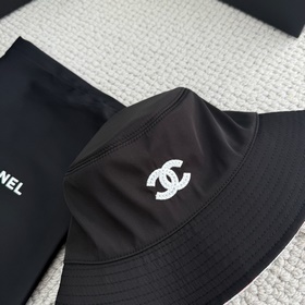 Бейсболка Chanel с пайеткамиз коллекци