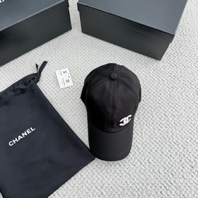 Бейсболка Chanel с пайеткамиз коллекци