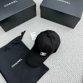 Бейсболка Chanel с пайеткамиз коллекци