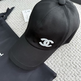Бейсболка Chanel с пайеткамиз коллекци