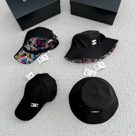 Бейсболка Chanel с белыми пайеткамиз с
