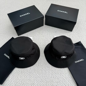 Бейсболка Chanel с белыми пайеткамиз с
