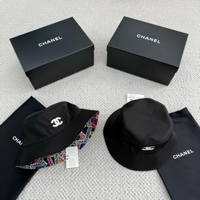 Бейсболка Chanel с белыми пайеткамиз с