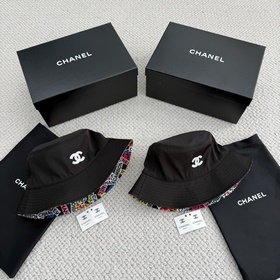 Бейсболка Chanel с белыми пайеткамиз с