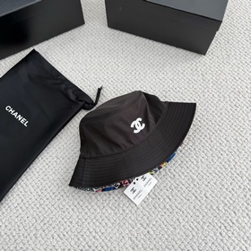 Бейсболка Chanel с белыми пайеткамиз с