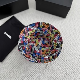 Бейсболка Chanel с белыми пайеткамиз с