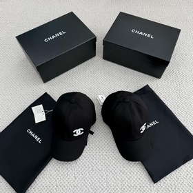 Бейсболка Chanel с белыми пайеткамиз с