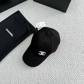 Бейсболка Chanel с белыми пайеткамиз с