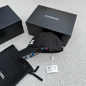 Бейсболка Chanel с белыми пайеткамиз с